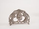 une broche ancienne en argent ornée d'un blason