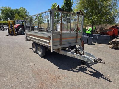 un camion équipé d'une cage à l'arrière