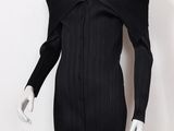 le mannequin porte une robe noire avec des épaules transparentes