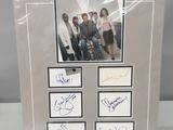 Des autographes signés par les acteurs de la série télévisée, représentant les personnages de celle-ci, sont exposés.
