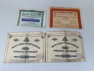 trois types différents de vieux billets de banque posés sur une table