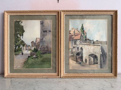 deux tableaux encadrés représentant des bâtiments et une tour horloge accrochés au mur