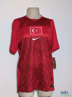 un gros plan sur une chemise portée par un mannequin, un mannequin, un mannequin, un mannequin, un mannequin, un mannequin, un mannequin, un mannequin