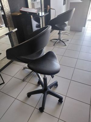 two chairs that are sitting in the middle of a room