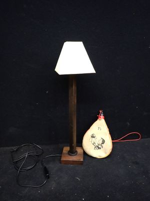 une lampe posée à côté d'un rocher