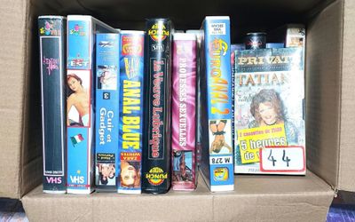 une boîte en carton contenant tout un tas de DVD