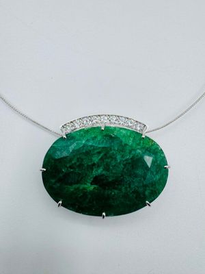 Gros plan sur un collier orné d'une pierre verte