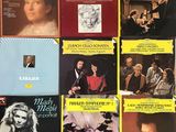 beaucoup de livres de musique posés sur la table
