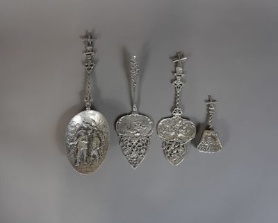 trois cuillères en argent et deux cuillères en argent accrochées au mur