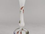 une image représentant un vase en verre orné de fleurs