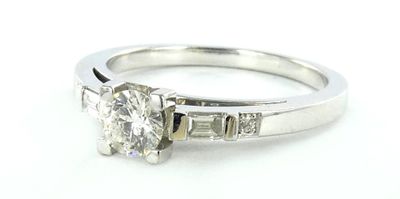 un gros plan d'une bague en diamant sertie de diamants taille baguette