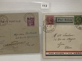 Deux enveloppes affranchies sont exposées dans une vitrine.
