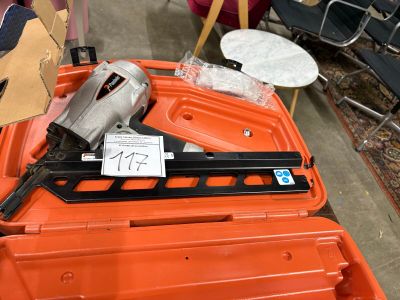 une boîte orange sur laquelle sont représentés une agrafeuse et une autre agrafeuse