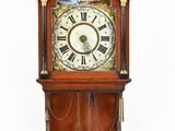 une horloge accrochée au mur et ornée d'anges