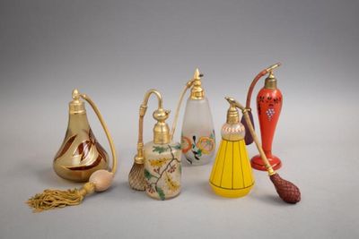 cinq types de vases différents et un balai sur la table