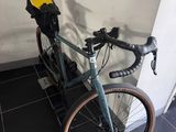 un vélo garé contre un mur