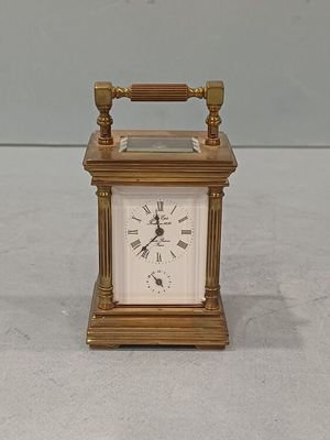 une petite horloge posée sur une table