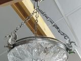 un lustre suspendu au plafond d'une pièce