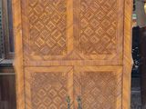 une armoire en bois qui se trouve dans une pièce