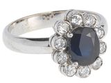 gros plan d'une bague en diamant et saphir sur fond blanc