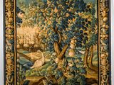 une image d'une tapisserie accrochée au mur d'une pièce