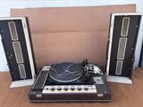 deux haut-parleurs et un tourne-disque posés sur une table