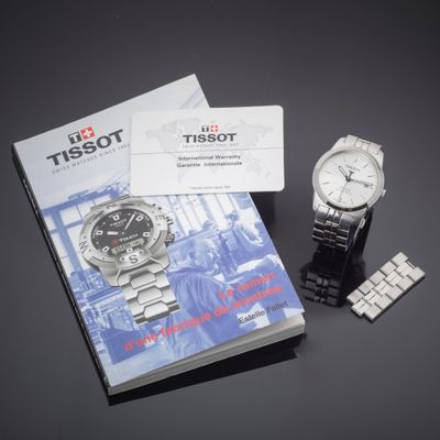 un livre et une montre posés sur une table à côté d'une carte