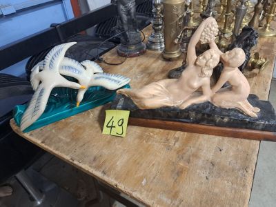 une table en bois sur laquelle sont posés de nombreux objets