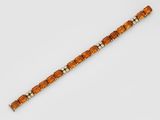un bracelet composé de perles de verre orange sur fond blanc