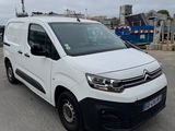 la camionnette blanche est garée dans le parking