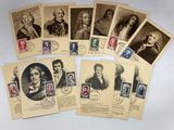 une vieille photo montrant une pile de vieilles cartes postales avec des photos de personnes