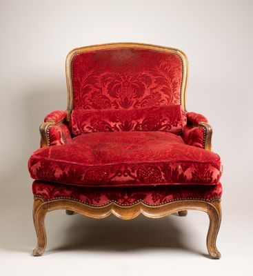 une image représentant une chaise rouge avec un cadre doré et un revêtement rouge