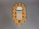 un miroir décoratif accroché au mur à côté d'un lavabo
