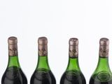 trois bouteilles de vin posées sur une table l'une à côté de l'autre