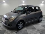 une photo d'un monospace Suzuki argenté dans une pièce