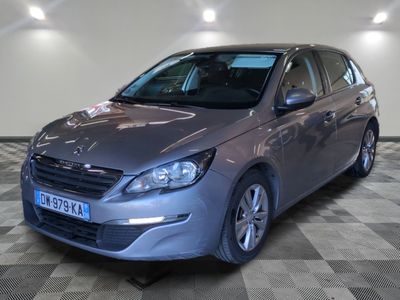 une photo d'une voiture argentée dans un showroom