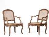 paire de fauteuils à dossier canné de style louis xvi
