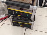 une pile de fours à micro-ondes posée sur un plan de travail de cuisine