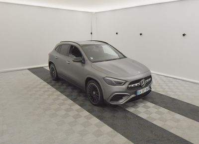 SUV Mercedes GLA dans un garage au sol en damier