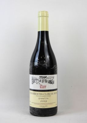 une bouteille de vin posée sur une table