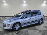 la voiture argentée est garée sur un sol en damier dans le garage