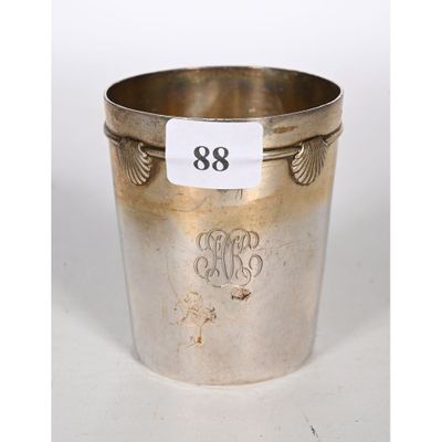 une coupe en argent sur laquelle est gravé le chiffre 88