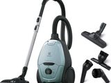 un gros plan d'un aspirateur et d'autres produits d'entretien sur fond blanc