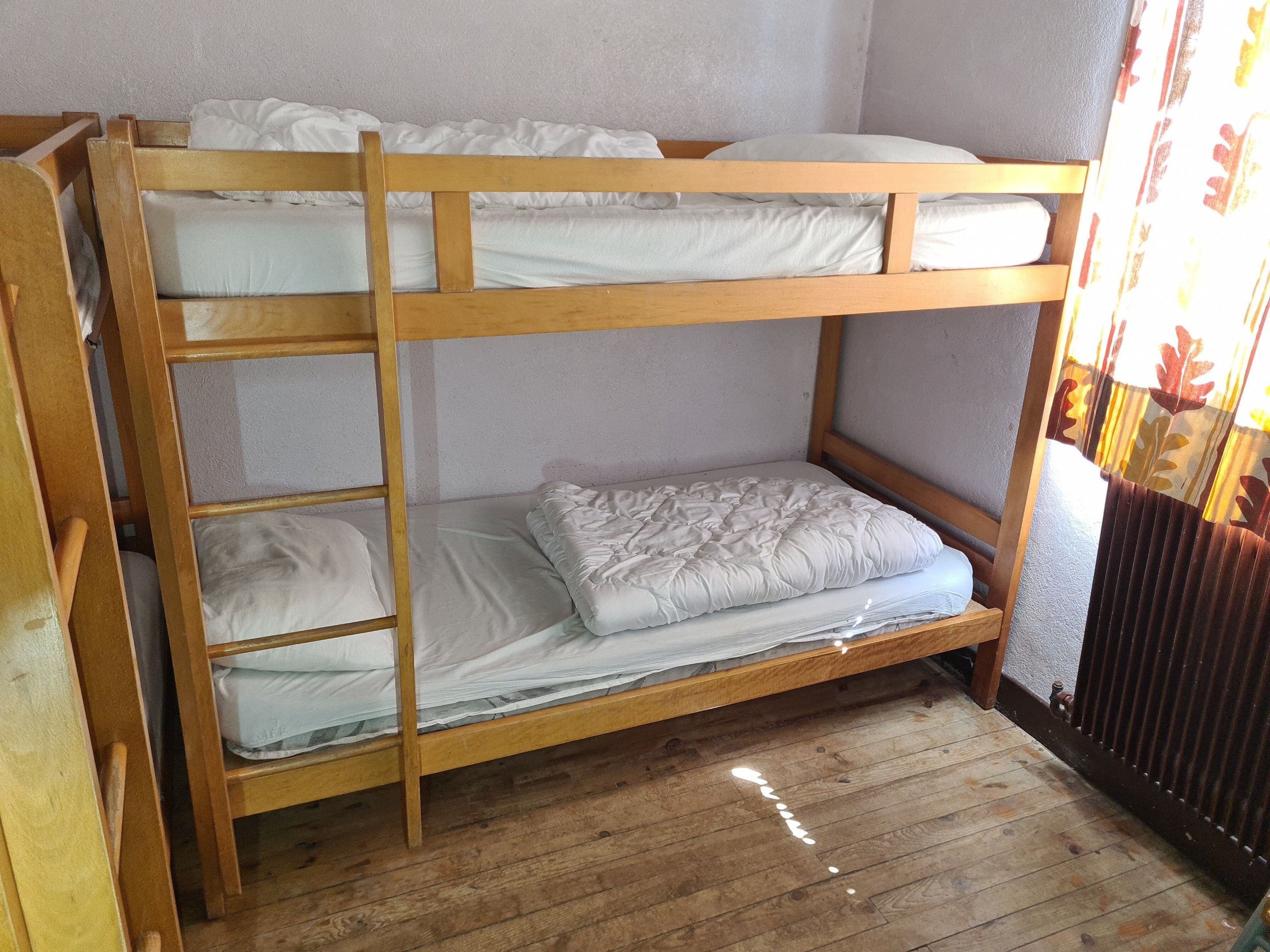 A33 : Lot de mobilier de chambre comprenant 12 lits superpos…