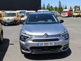 une voiture argentée garée dans un parking