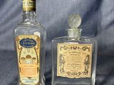 deux bouteilles d'alcool sont posées l'une à côté de l'autre sur une nappe bleue
