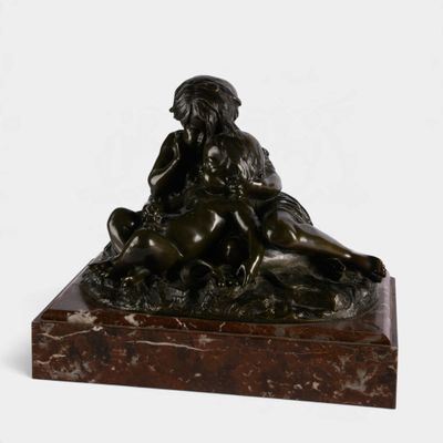 sculpture en bronze représentant une femme et un chien, posée sur un socle en marbre