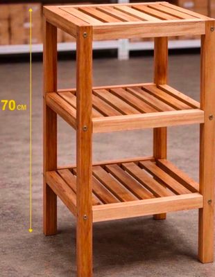 une étagère en bois surmontée d'une autre étagère