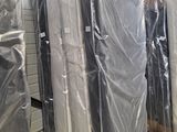 de nombreux matelas emballés dans du plastique dans un entrepôt