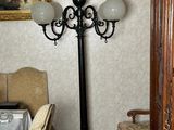 une pièce avec un lit, une chaise, une table et une lampe